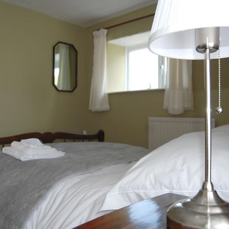 Llanfihangel-nant-Melan The Fforest Inn מראה חיצוני תמונה