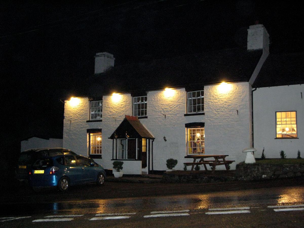 Llanfihangel-nant-Melan The Fforest Inn מראה חיצוני תמונה